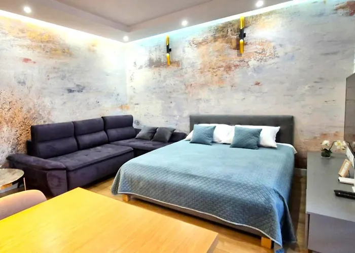 Luxury Blue Cascade Studio Downtown Balcony